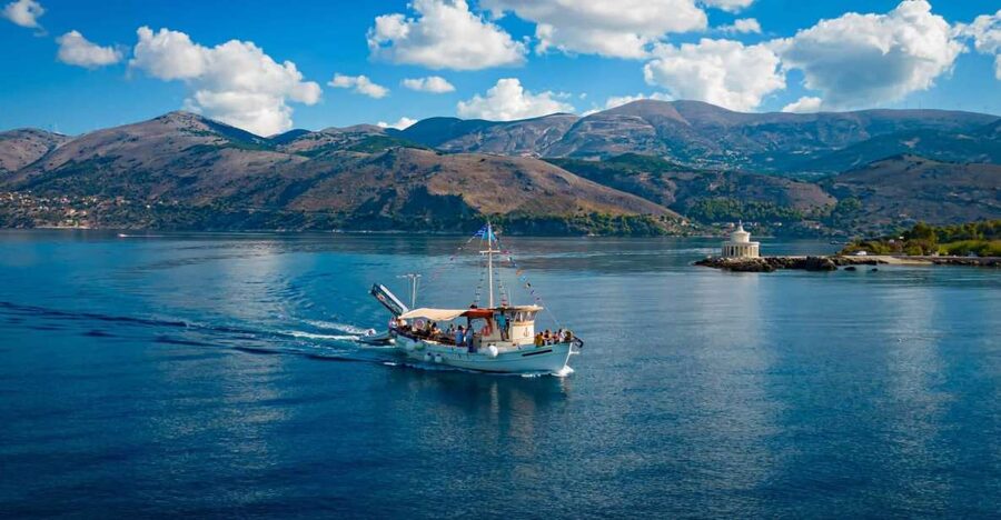 Argostoli: Full-Day Traditional Boat Cruise with Lunch - Xi Beach: red sand and Kefalonia’s natural clay spa
