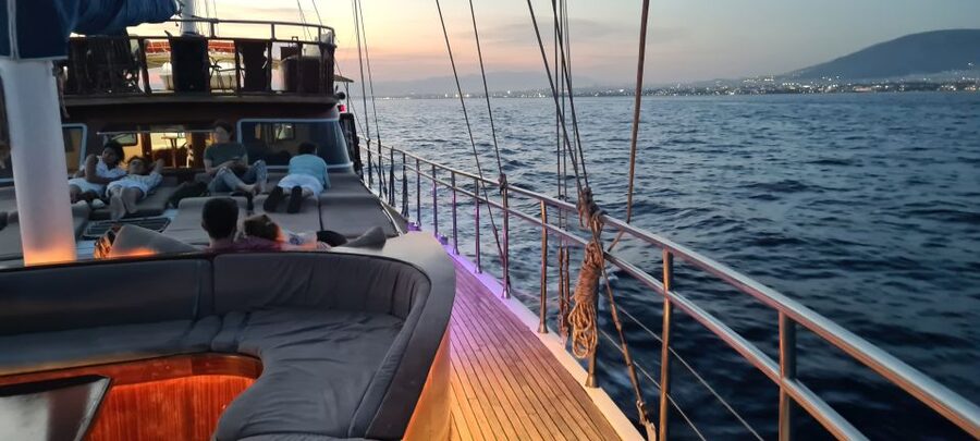 Athens: 3-Hour Sunset Cruise with Swim Stop, Snacks & Drinks - The first stretch along the Athenian Riviera