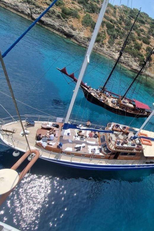 Athens: 3-Hour Sunset Cruise with Swim Stop, Snacks & Drinks - Sunset, music, and the return ride