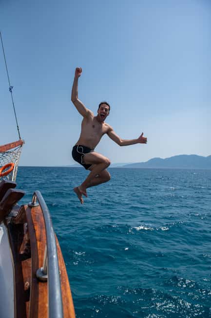 Athens: Agistri, Moni, and Aegina Cruise with Lunch & Drinks - The motor sailer and the long stretches at sea
