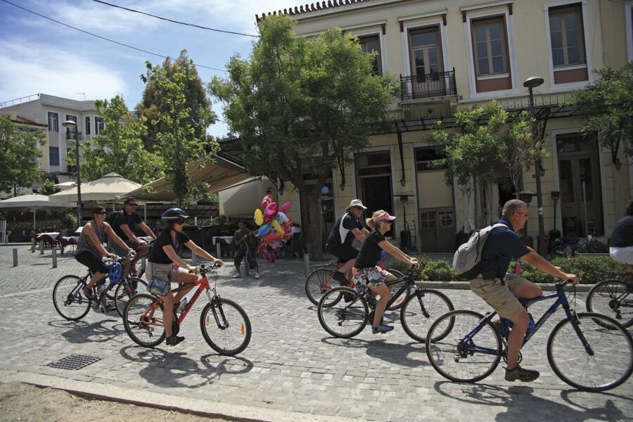 Athens: Bike Tour of Athens Historical Centre - The coffee and chocolate waffle pause