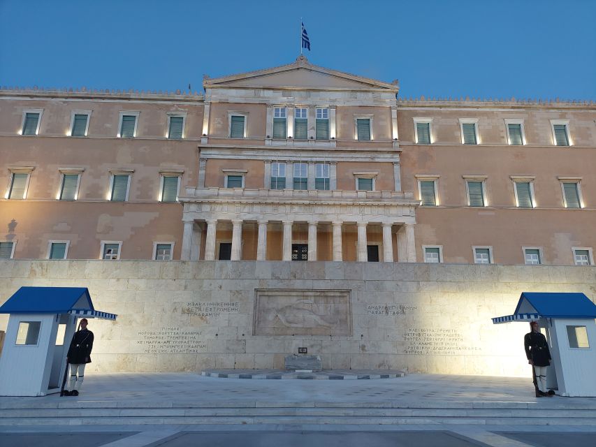 Athens: City Highlights Nighttime Walking Tour in Spanish - Hadrian’s Arch and the Temple of Zeus after dark