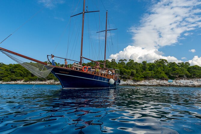 Athens Day Cruise: 3 Islands Tour in the Saronic Gulf with Lunch - Aegina: pistachios, Kolona, and a quick walk