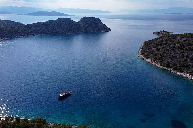 Athens Day Cruise: 3 Islands Tour in the Saronic Gulf with Lunch - Crew, comfort, and the social mood