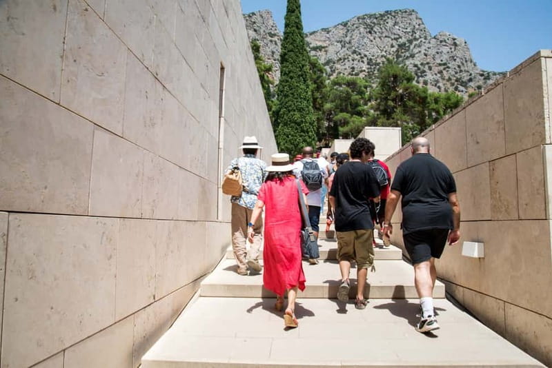 Athens: Delphi and Arachova Day Trip with Guide - Lunch in Delphi and the question of free time