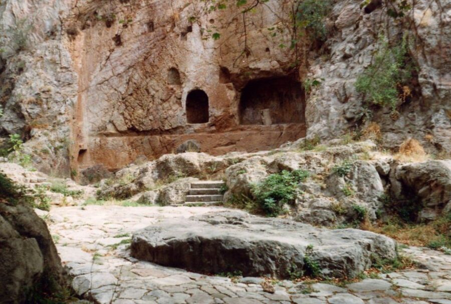 Athens: Delphi, Corycian Cave, and 300 Battlefield Day Trip - Arachova, a quick taste of mountain Greece