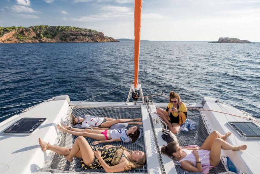 Athens: Half-Day Sunset Catamaran Cruise with Meal & Drinks - Group size and atmosphere
