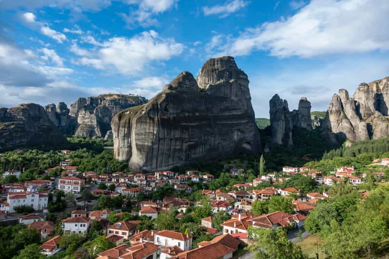 Athens: Meteora Day Trip with Audio Guide and Lunch Option - One hour in Kalabaka before the rocks