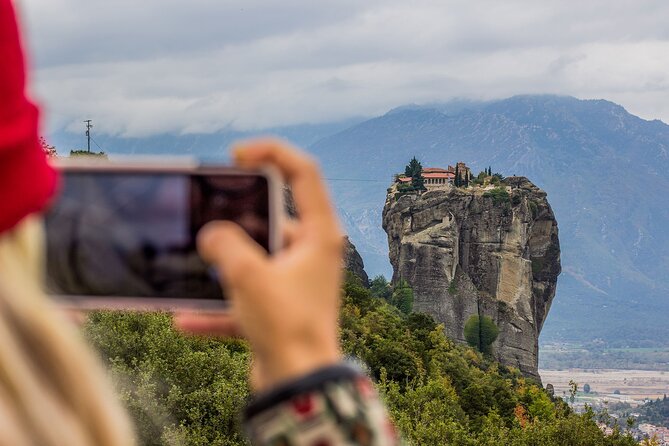 Athens: Meteora Monasteries, Caves & Coastal Stopovers with Lunch - Kastraki provides lunch and a first look at Meteora