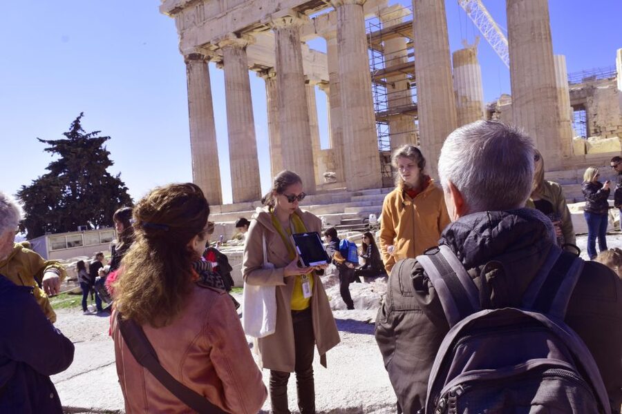 Athens: The Acropolis Guided Walking Tour in Dutch - Passing through the Propylaea