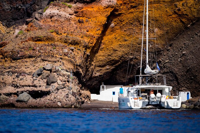 Beautiful Day Catamaran Caldera Cruise incl. Meal & Drinks - Sailing past Indian Rock and the Venetian Lighthouse