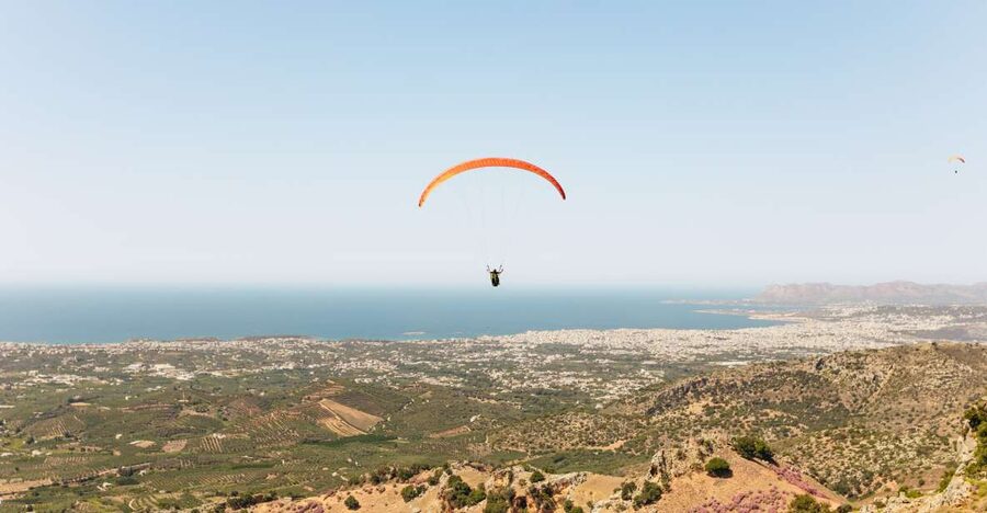 Chania: Tandem Paragliding Flight in Crete - Why paragliding works so well near Chania