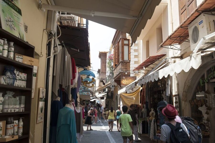 Crete: Chania, Lake Kournas and Rethymno Tour - Guides, Languages, and Group Rhythm