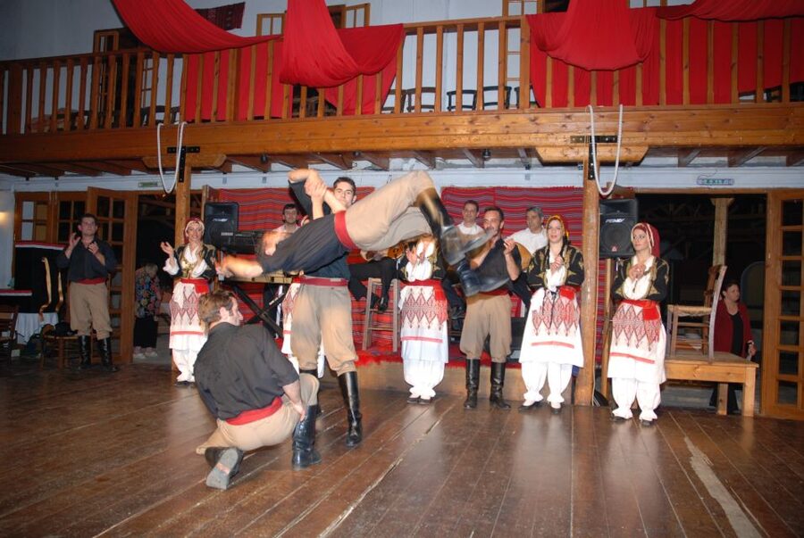 Crete: Traditional Dance Show and Buffet Dinner with Wine - Who should book this Cretan evening?