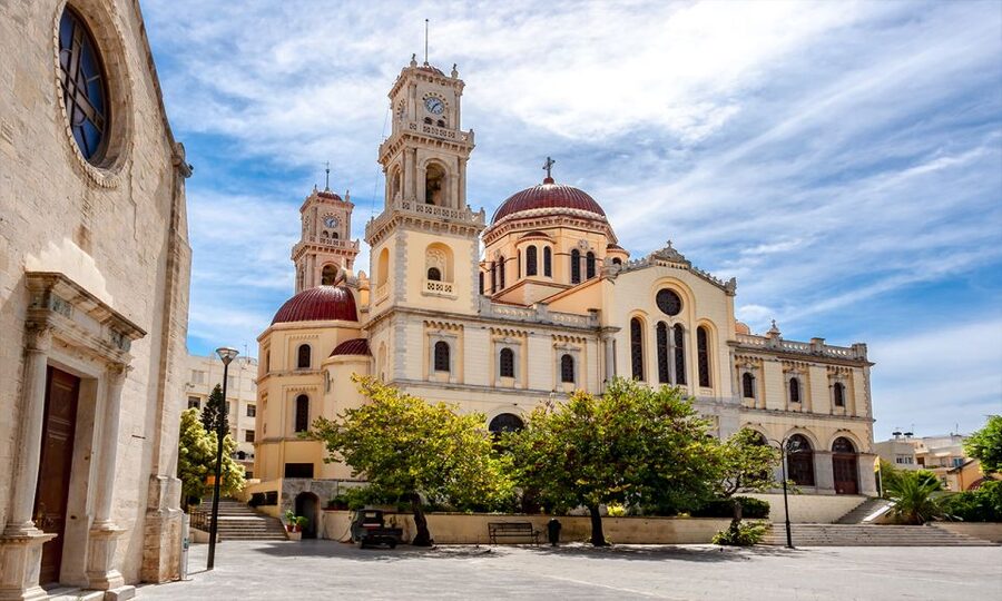 Day Trip To Heraklion City Center & Market & CretAquarium - Two hours around Liberty Square and the old port