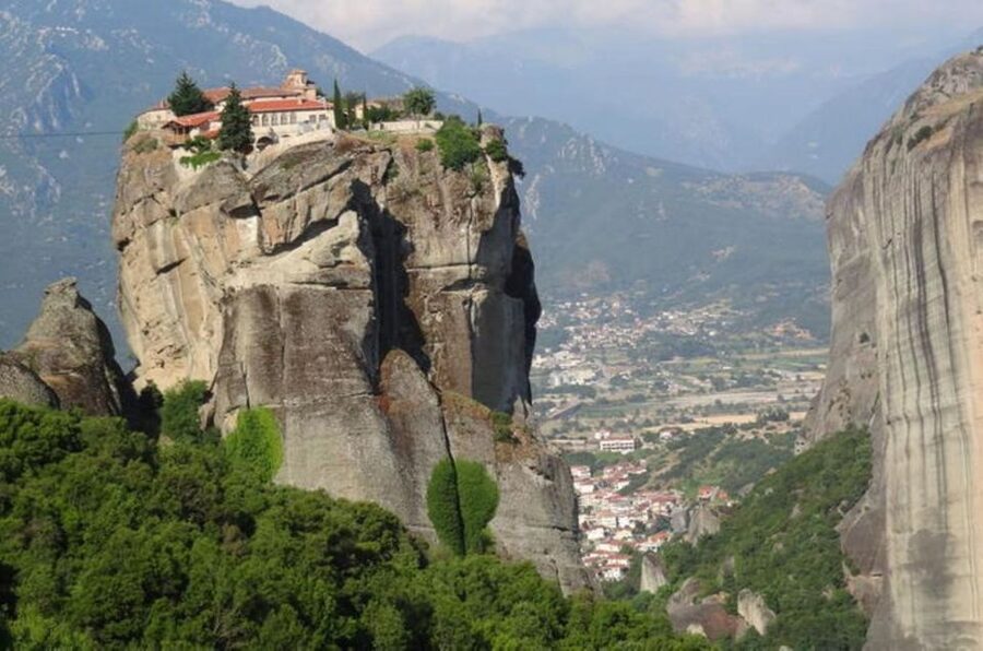 Delphi and Meteora: 2-Day Bus Tour from Athens - Guides, groups, and the human side of the tour