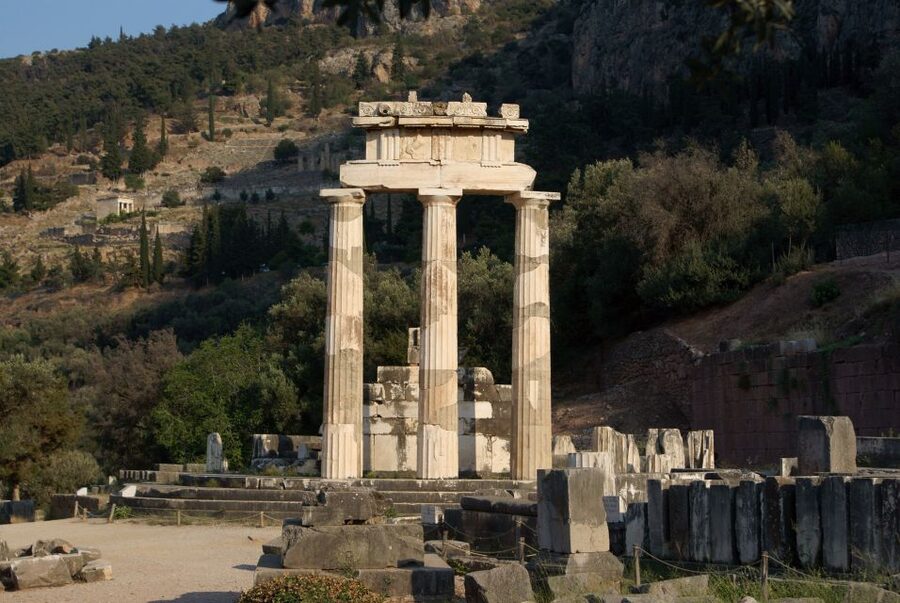 Delphi: Spanish guided one day tour - The road to Central Greece