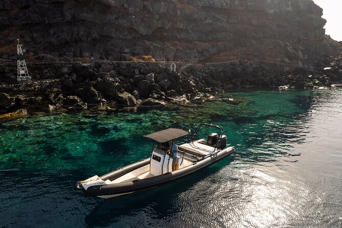 Exclusive cruise experience in Santorini - The volcanic islands and sulfur hot springs