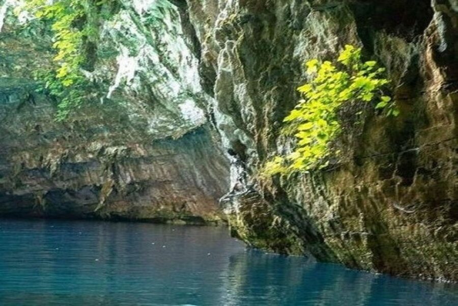 From Argostoli: Melissani Lake & Drogarati Caves Tour - Myrtos Beach viewpoint: ten minutes well spent