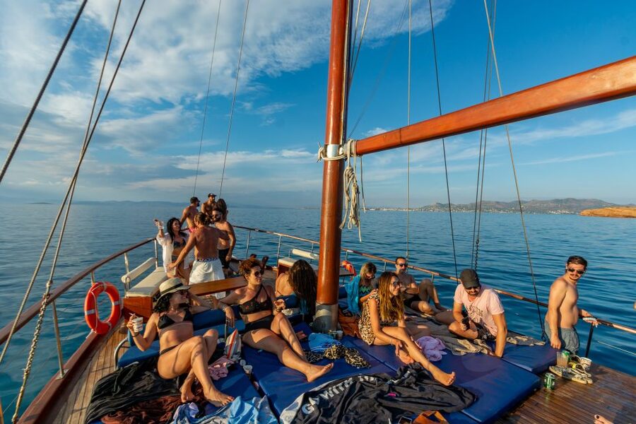 From Athens: Aegina, Agistri and Metopi Day Cruise w/ Lunch - The return sail: music, dolphins, and a full stomach