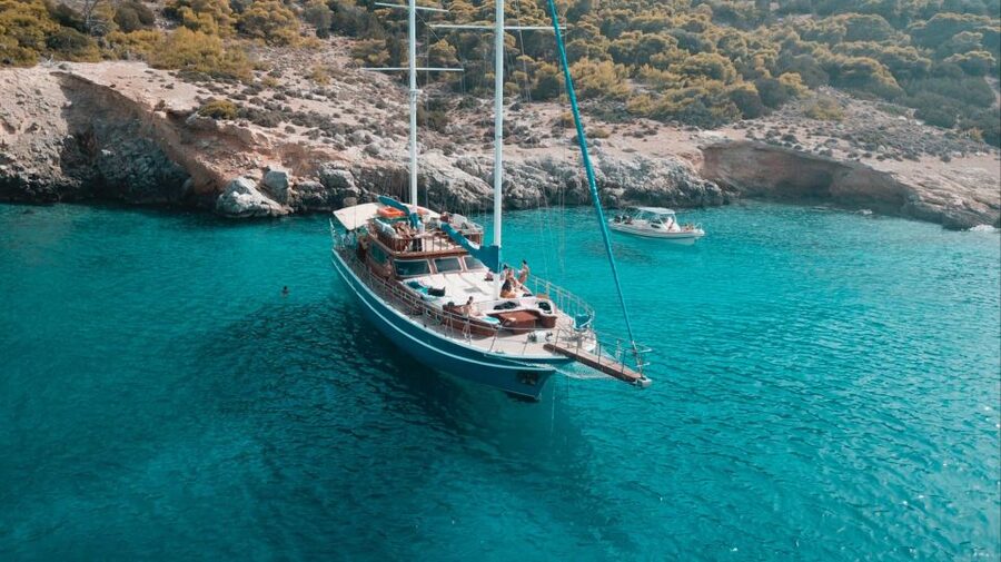 From Athens: Agistri, Moni & Aegina Day Cruise with Swimming - The return trip: music upstairs, quiet below