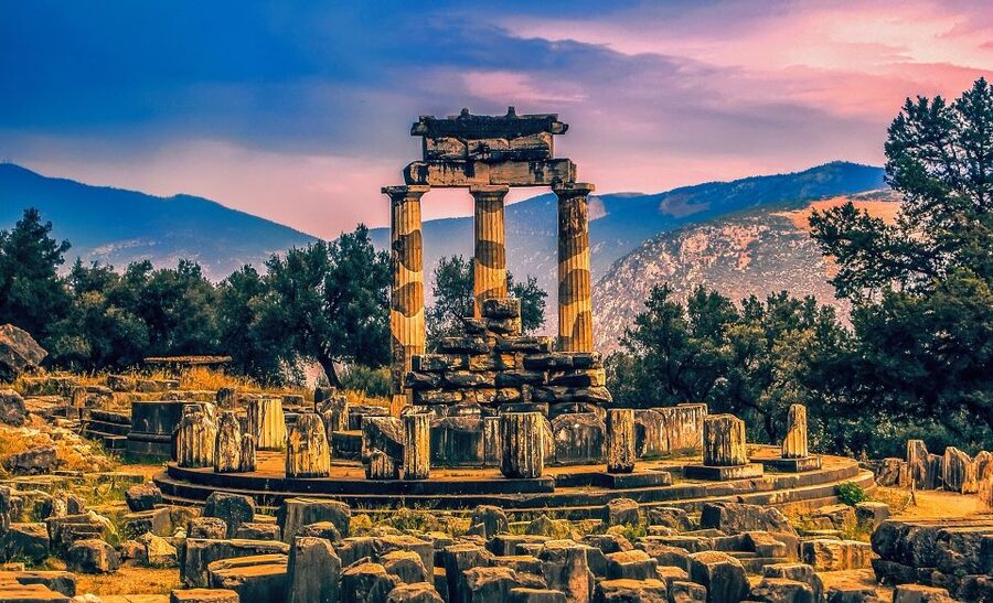 From Athens: Delphi and Meteora 2-Day Tour with Hotel - Meteora, where monasteries cling to stone