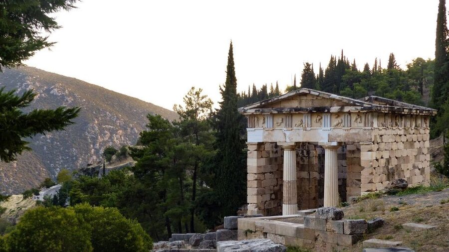 From Athens: Private Delphi and Thermopylae Guided Day Trip - Arachova adds a short mountain-town pause