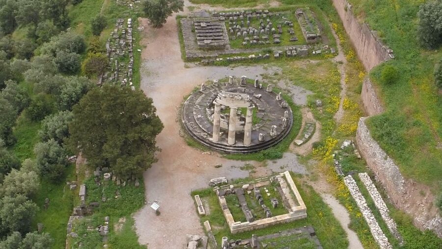 From Athens: Private Delphi and Thermopylae Guided Day Trip - Who should book this experience?