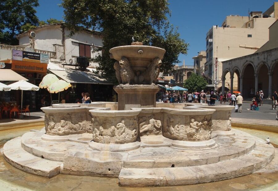 From Chania: Knossos Palace and Heraklion Full-Day Tour - Guides, group size, and the listening problem