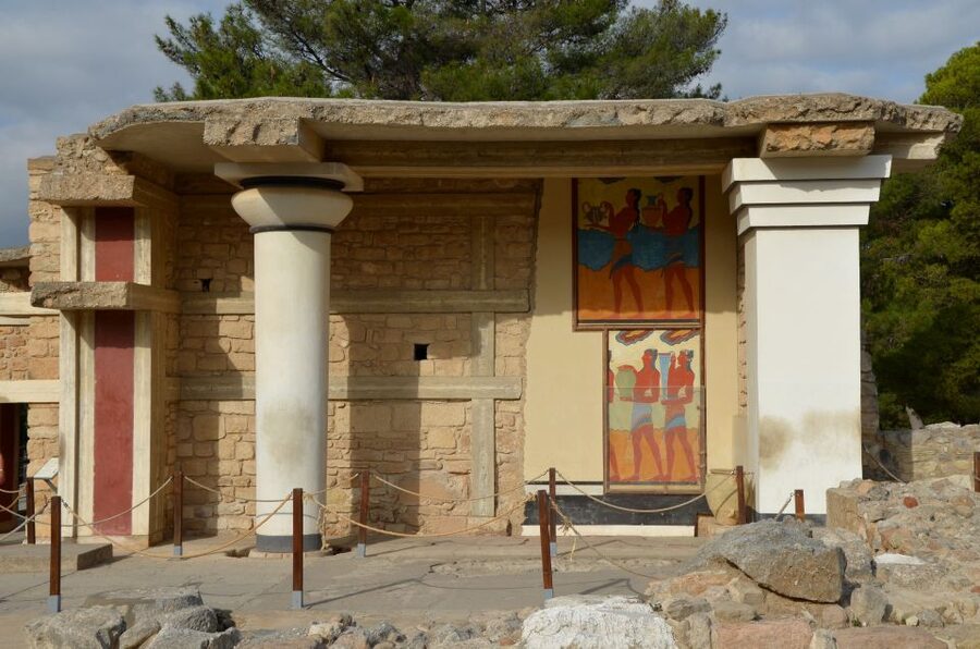 From Chania: Knossos Palace and Heraklion Full-Day Tour - The road east and the short Rethymno break