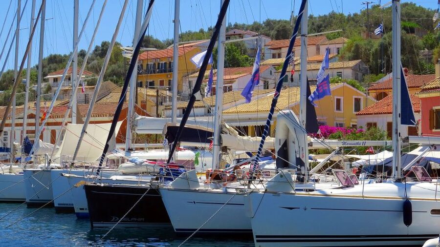 From Lefkimmi: Paxos, Antipaxos & Blue Caves Boat Tour - The crossing to Antipaxos