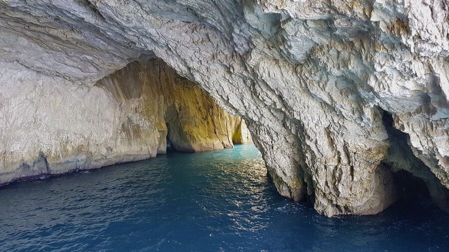 From Lefkimmi: Paxos, Antipaxos & Blue Caves Boat Tour - Boat size, crew, and onboard comfort