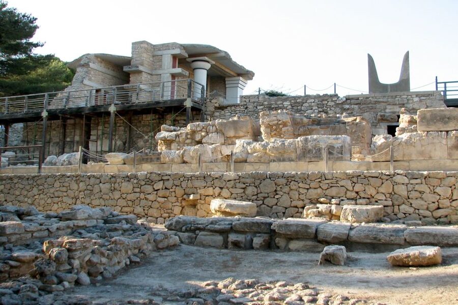 From Rethymno: Knossos Palace and Heraklion Guided Tour - What the guides add to the day