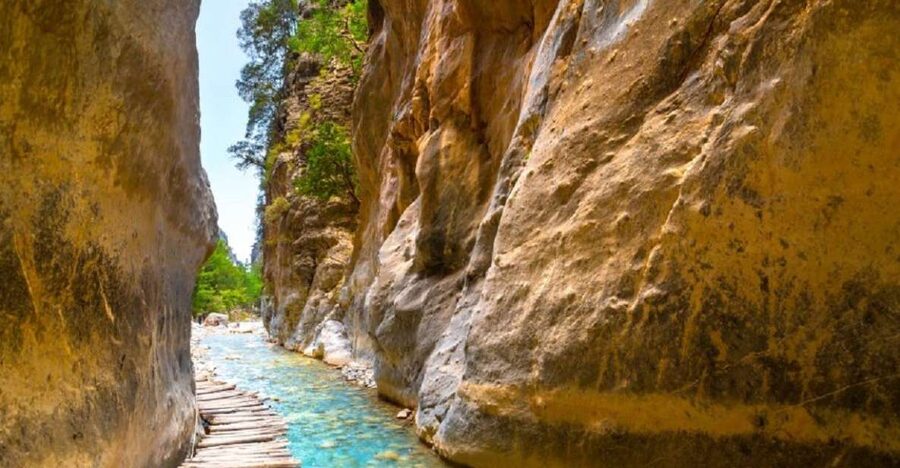 From Rethymno: Samariá Gorge Full-Day Hike - Omalos: breakfast before the wooden staircase