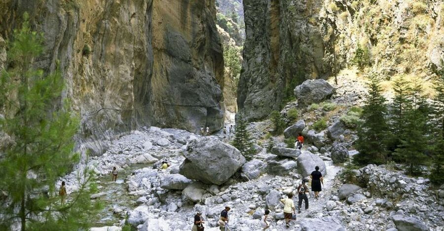 From Rethymno: Samaria Gorge Full-Day Trek, Pickup & Guide - Entering Samaria Gorge: the hard downhill start