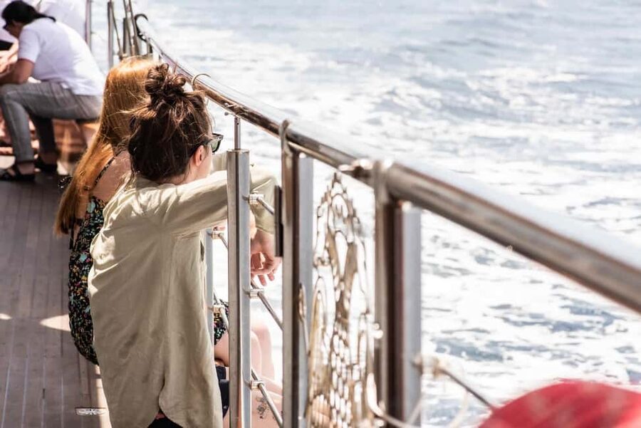 From Thessaloniki: Halkidiki Blue Lagoon Cruise with Lunch - What the group size means for your day