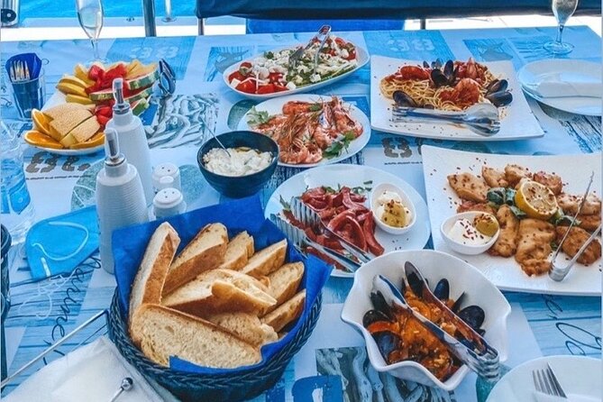 Half-Day Exclusive Catamaran Cruise in Santorini with Meal and Open Bar - White Beach, Mesa Pigadia, and the old lighthouse