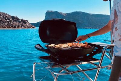 Half-Day Exclusive Catamaran Cruise in Santorini with Meal and Open Bar