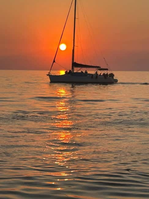 Heraklion: Dia Island Sunset Boat Tour with Dinner - Dinner with shrimp pasta and Greek salad