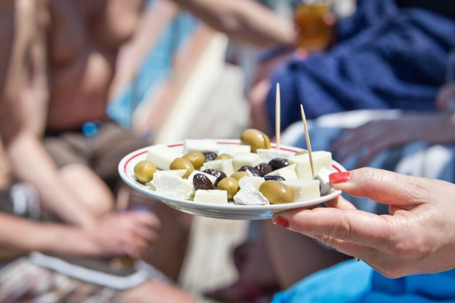 Heraklion: Food Tastings Walking Tour - The final wine, raki, and mezze stop