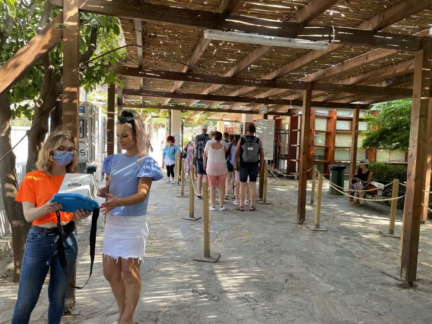 Heraklion: Palace of Knossos 3D Virtual Audio Tour by Tablet - Walking through the Palace of Knossos with the tablet