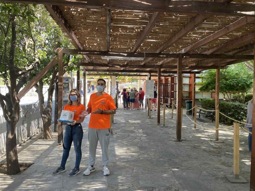 Heraklion: Palace of Knossos 3D Virtual Audio Tour by Tablet - Sun protection, headphones, and handling the tablet