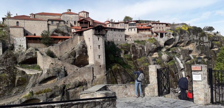 Kalabaka: Meteora Monasteries Minibus Tour with Photo Stops - Three monasteries, with time for photographs