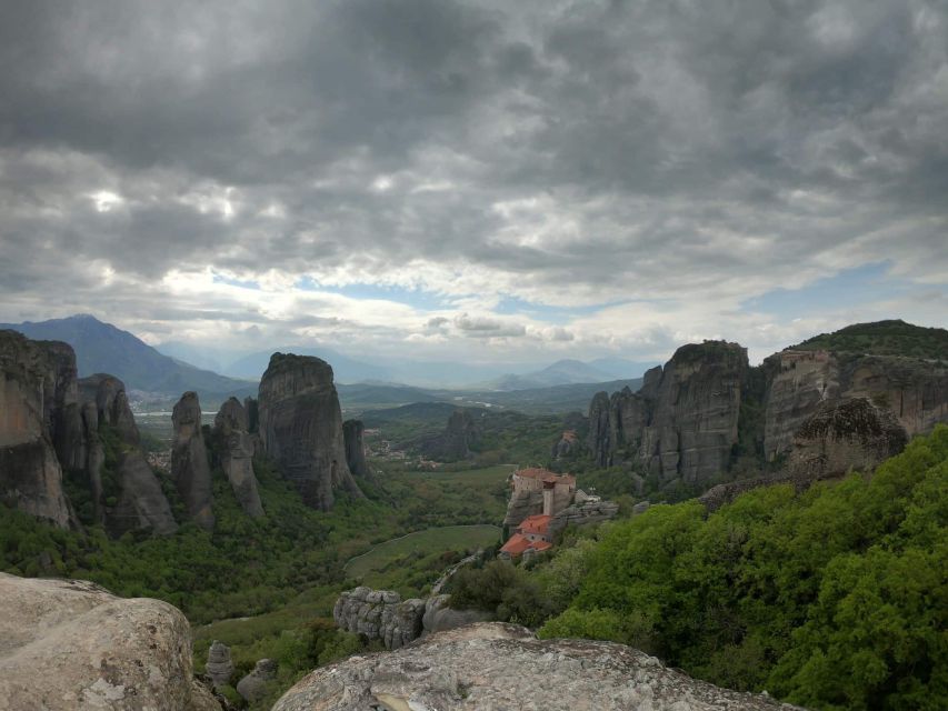 Kalabaka: Meteora Monasteries Minibus Tour with Photo Stops - What the guide adds to the experience