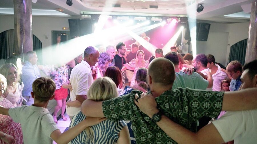 Kamari: Greek Show, Buffet Dinner, and Drinks at Dimitris - Five things to know before booking