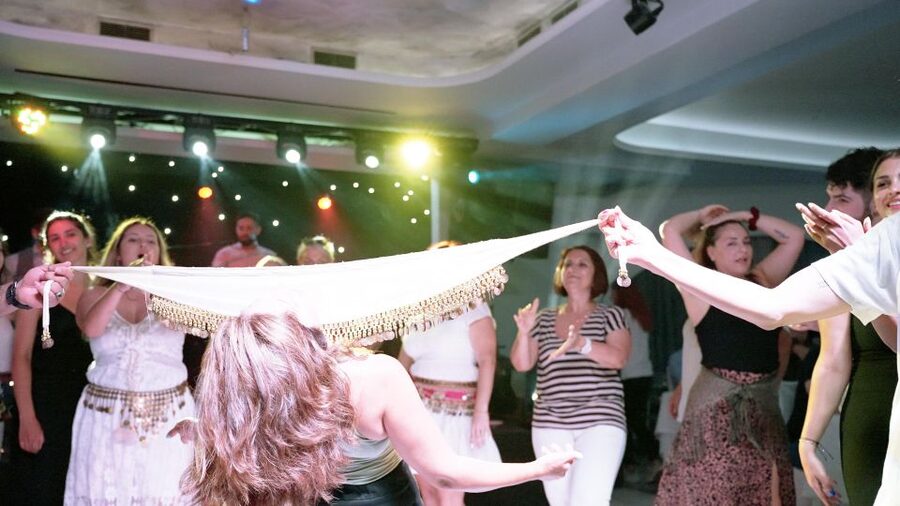 Kamari: Greek Show, Buffet Dinner, and Drinks at Dimitris - Greek music with bouzouki and violin