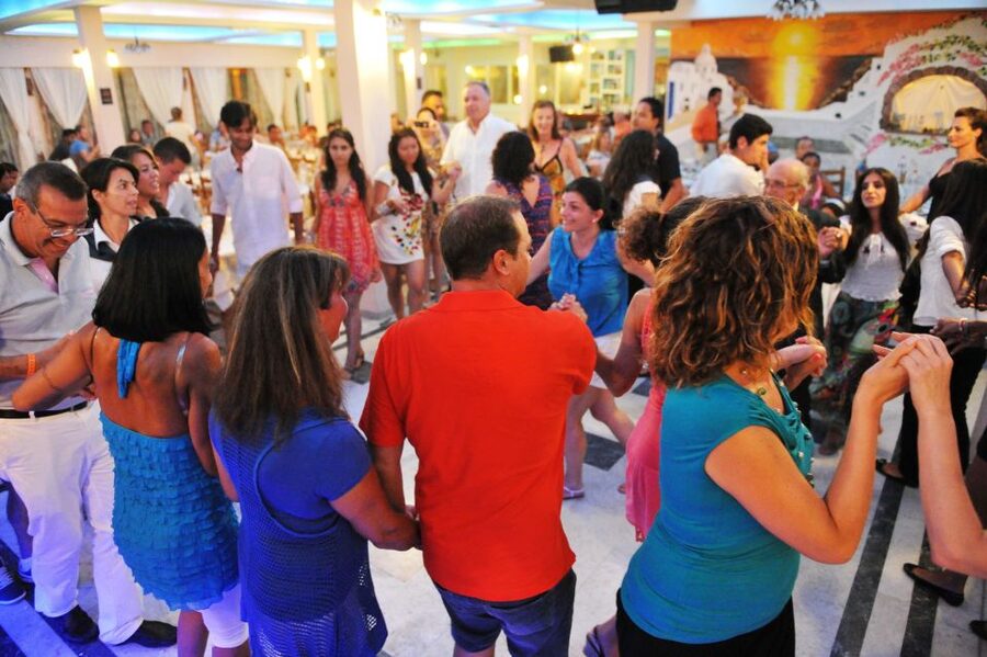 Kamari: Greek Show, Buffet Dinner, and Drinks at Dimitris - Comfort, access, and practical points