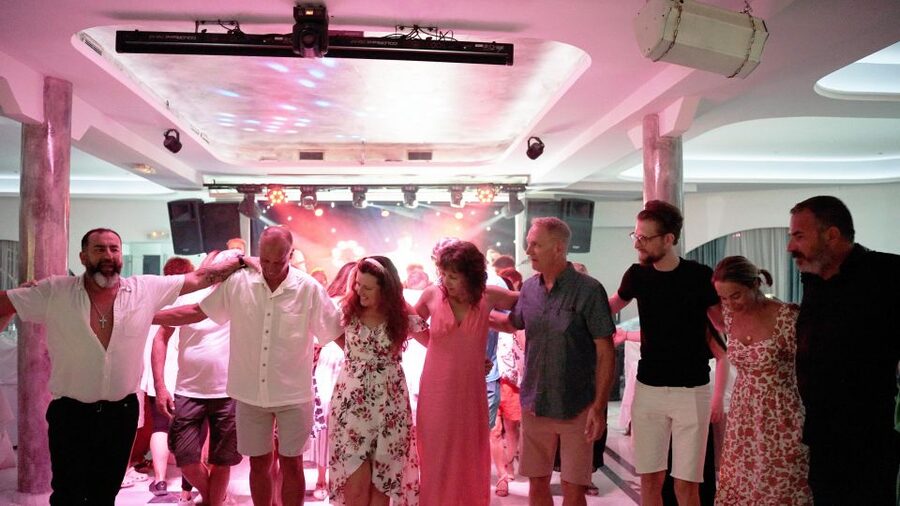 Kamari: Greek Show, Buffet Dinner, and Drinks at Dimitris - The buffet from 8 to 9 p.m.