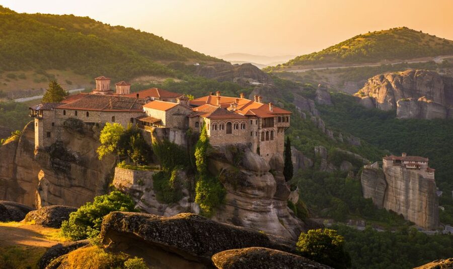 Meteora: Monasteries Tour, Lunch, and Athens Transfer Option - Lunch in Kalambaka before the mountain road