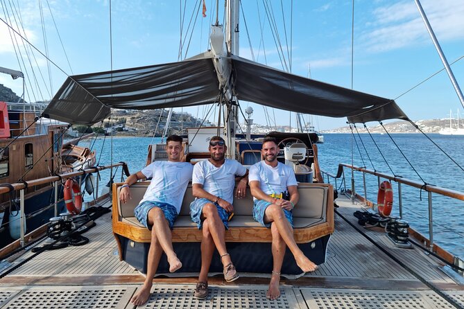 Mykonos Sail Cruise to Rhenia, Guided Tour of Delos, Lunch&Drinks - Meeting the yacht and setting sail from Mykonos